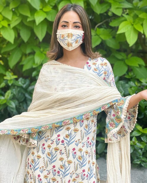 মাস্ক পরে সাধারণ পোশাকে অসাধারণ হিনা খান ৷