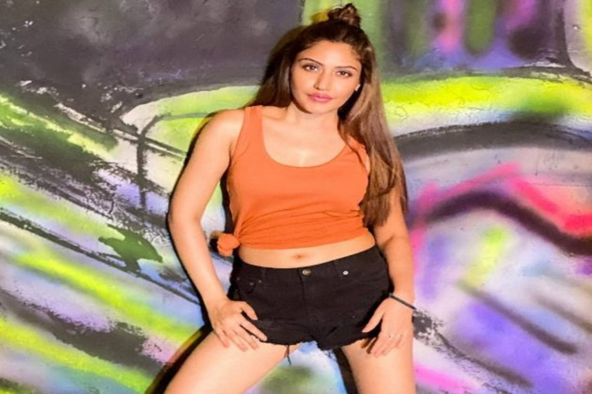 Surabhi Chandana: কমলা স্যান্ডো গেঞ্জি ও কালো হটপ্যান্টে রাতের ঘুম কেড়েছেন সুরভি চন্দনা, সপার হট ছবিতে সুপার বোল্ড অভিনেত্রী