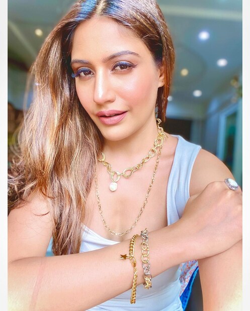 স্যান্ডো গেঞ্জি ও ভারী অলঙ্কারে নিজেকে আরও অপরূপা করে তুলেছেন সুরভি চন্দনা ৷ ছবি সৌজন্যে ইনস্টাগ্রাম ৷