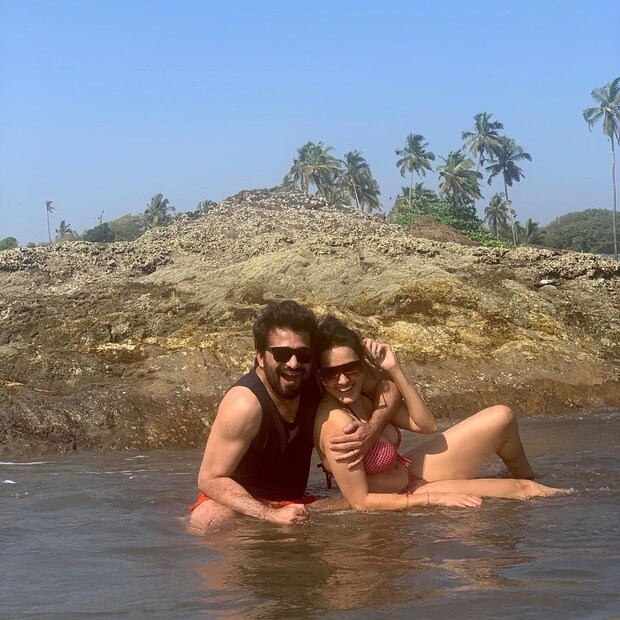 স্বামীর সঙ্গে জলকেলিতে মত্ত কাম্য পঞ্জাবি ৷ ছবি সৌজন্যে ইনস্টাগ্রাম ৷