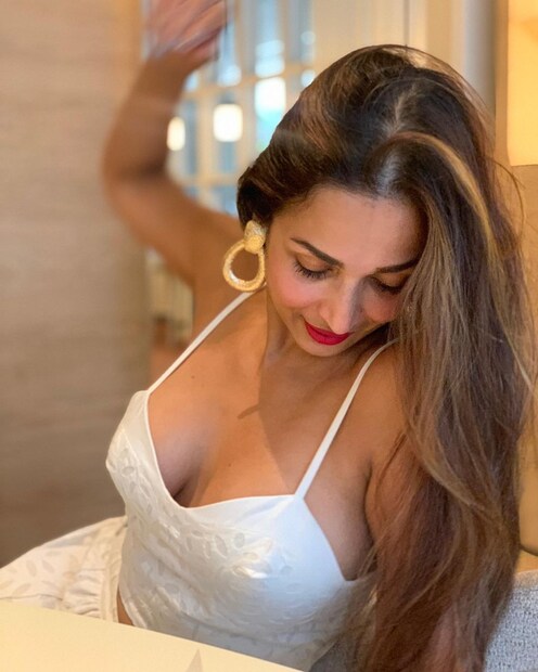 সাদা আন্তর্বাসে আরও আকর্ষণীয় মালাইকা আরোরা ৷ রং মিলান্তি পোশাকে সবাইকে ছাপিয়ে গিয়েছেন তিনি ৷ ছবি সৌজন্যে ইনস্টাগ্রাম ৷
