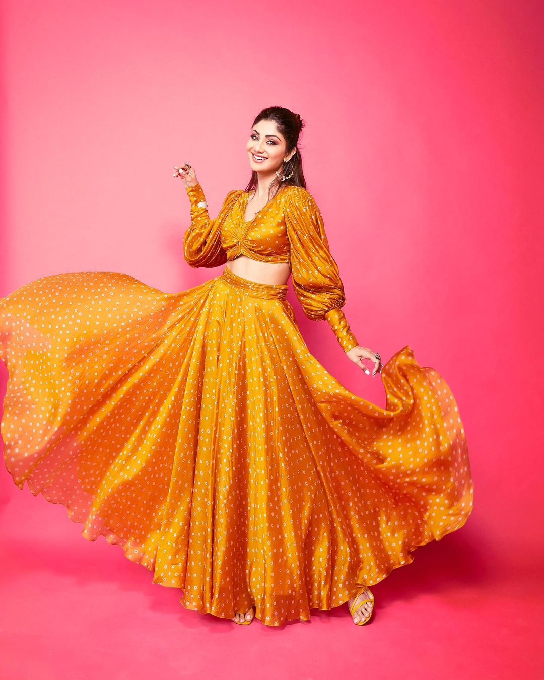 সর্ষের রঙের মত হলুদ পলকা বিন্দু বিন্দু নকশার গাউনে তিনি যেন ঝড় তুলেছেন সোশ্যাল মিডিয়ায় ৷ ছবি সৌজন্যে ইনস্টাগ্রাম ৷ সর্ষের রঙের মত হলুদ পলকা বিন্দু বিন্দু নকশার গাউনে তিনি যেন ঝড় তুলেছেন সোশ্যাল মিডিয়ায় ৷ ছবি সৌজন্যে ইনস্টাগ্রাম ৷