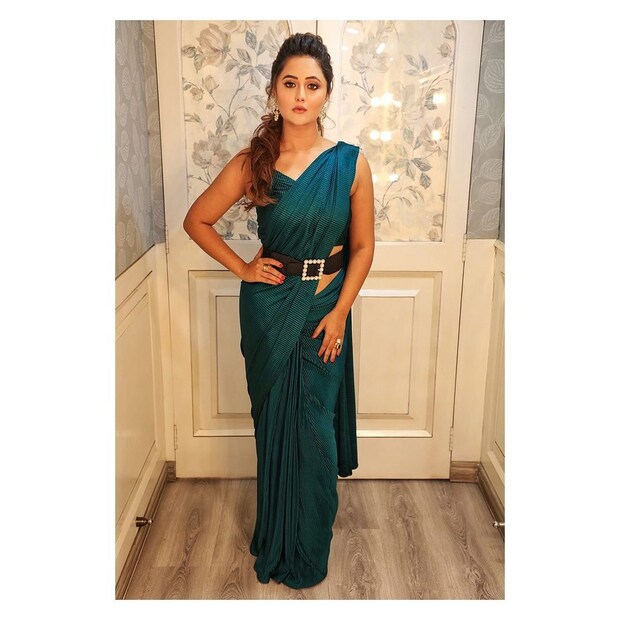 শাড়িতেও কম যাননা রশ্মি দেশাই নতুন করে নিজেকে উপস্থাপিত করেছেন তাতেই কাঁপিয়েছেন সোশ্যাল মিডিয়া ৷ ছবি সৌজন্যে ইনস্টাগ্রাম ৷ 