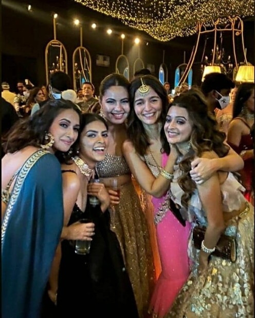 সখীদের সঙ্গে হাস্ব্যোজ্জ্বল মুখ আলিয়া ভাটের ৷ ছবি সৌজন্যে ইনস্টাগ্রাম ৷