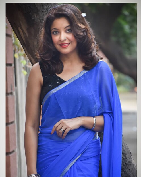 নীল শাড়িতে বারেবারে যৌন অবেদন তনুশ্রী দত্তের ৷ ছবি সৌজন্যে ইনস্টাগ্রাম ৷