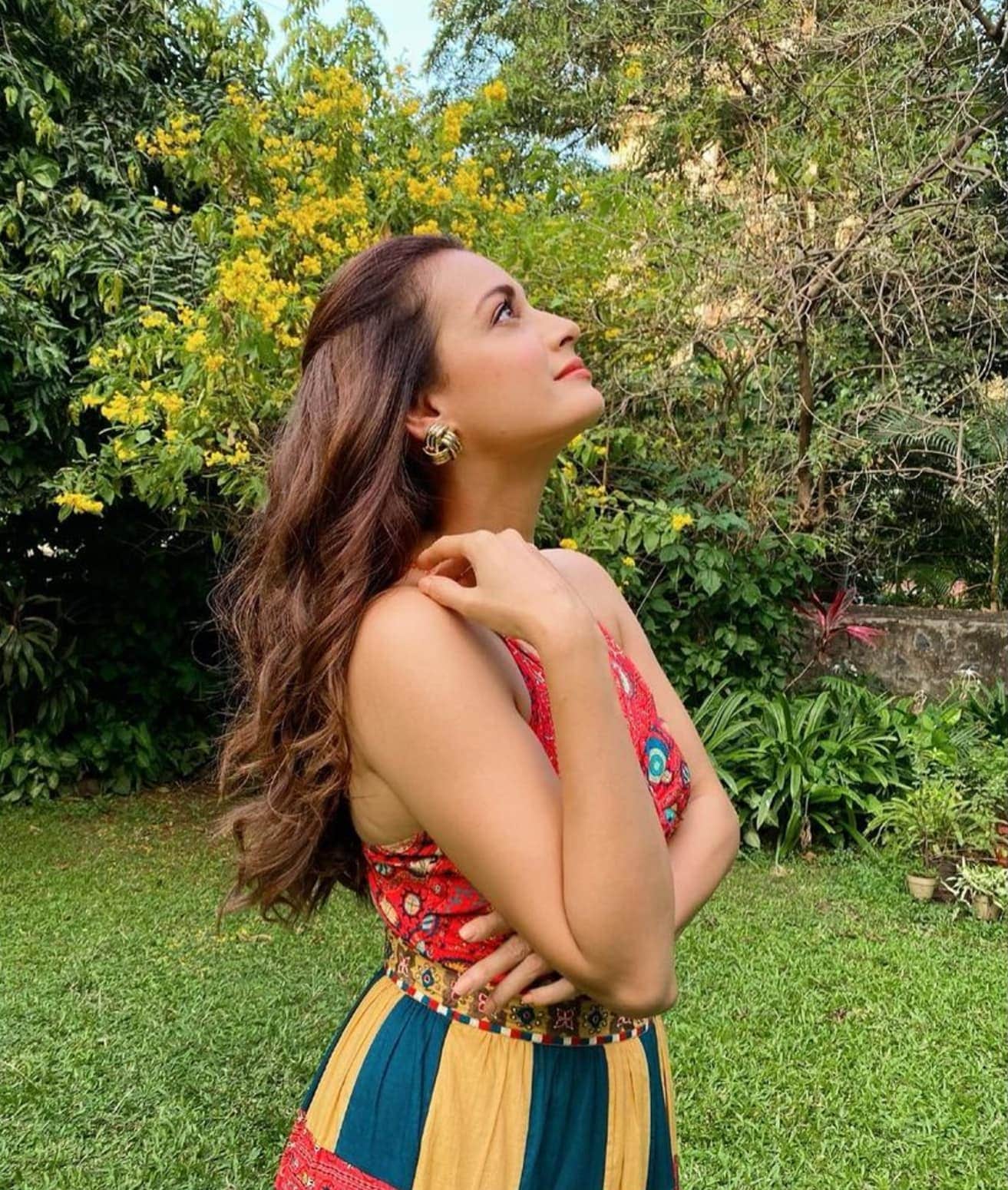 ফুলের পোশাকে দিয়া মির্জা করিনা কাপুর খানের রেডিও শো হোয়াট ওম্যান ওয়ান্ট ৷ ছবি সৌজন্যে ইনস্টাগ্রাম ৷ ফুলের পোশাকে দিয়া মির্জা করিনা কাপুর খানের রেডিও শো হোয়াট ওম্যান ওয়ান্ট ৷ ছবি সৌজন্যে ইনস্টাগ্রাম ৷