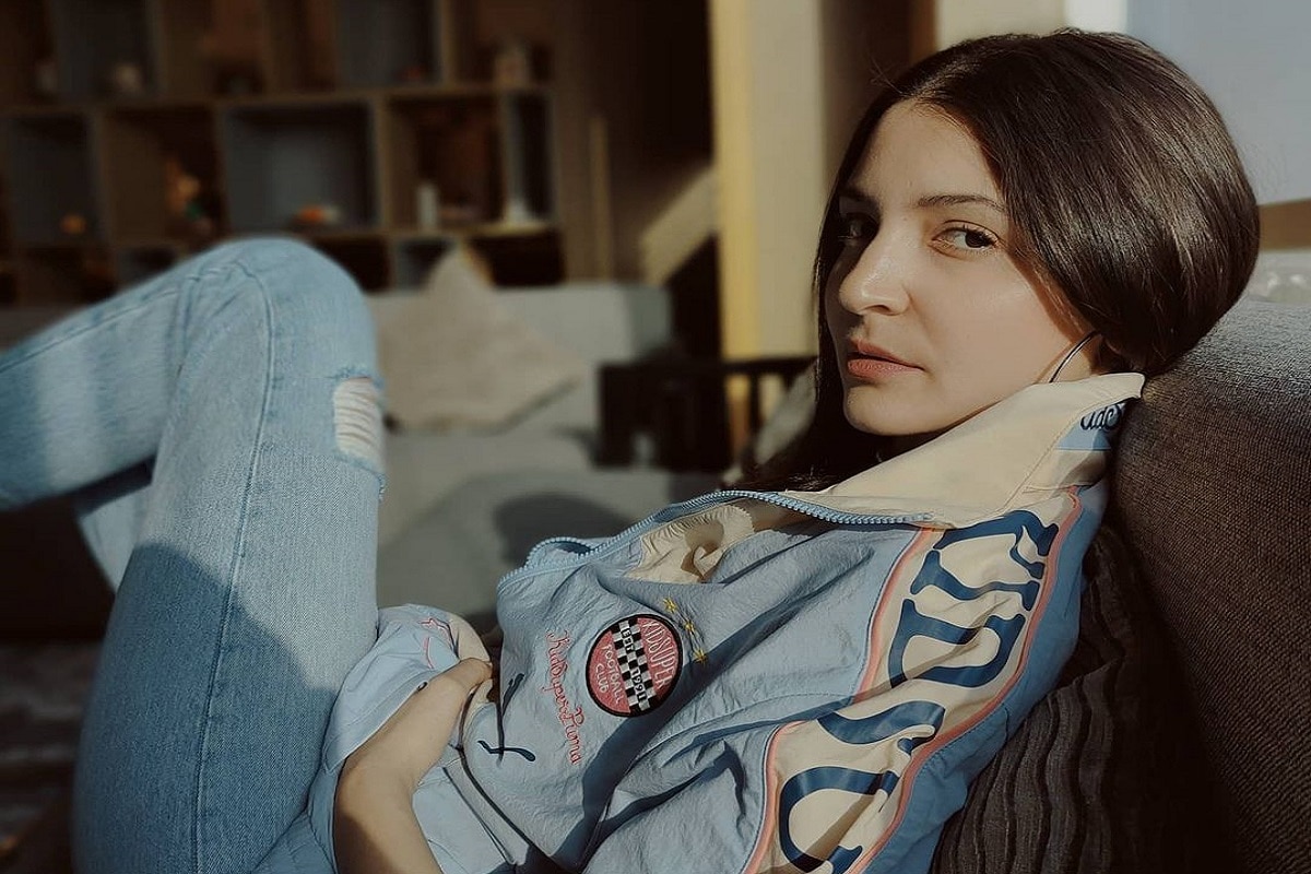 Anushka Sharma বলিটাউনের জনপ্রিয় অভিনেত্রী। সেই সঙ্গে তিনি এখন বিরাট কোহলির স্ত্রী ও কন্যা সন্তানের মা। তাই তিনি এখন খুব ব্যস্ত। Anushka Sharma বলিটাউনের জনপ্রিয় অভিনেত্রী। সেই সঙ্গে তিনি এখন বিরাট কোহলির স্ত্রী ও কন্যা সন্তানের মা। তাই তিনি এখন খুব ব্যস্ত।