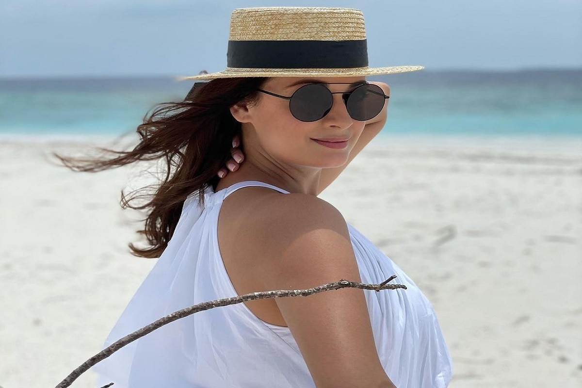 Dia Mirza এখন স্বামী বৈভবের সঙ্গে রয়েছেন মলদ্বীপে। ছুটি কাটাতে গিয়েছেন। বলা যায় দ্বিতীয় বিয়ের হানিমুনে গিয়েছেন দিয়া। (Image: Instagram) Dia Mirza এখন স্বামী বৈভবের সঙ্গে রয়েছেন মলদ্বীপে। ছুটি কাটাতে গিয়েছেন। বলা যায় দ্বিতীয় বিয়ের হানিমুনে গিয়েছেন দিয়া। (Image: Instagram)