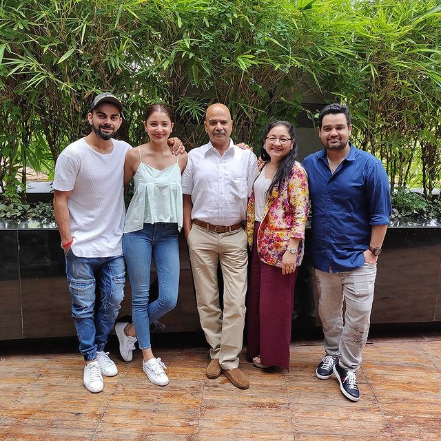 Anushka Sharma সম্প্রতি একটি ছবি পোস্ট করেছিলেন যা তুমুল ভাইরাল হয়। তাঁর বাবার ৬০ তম জন্মদিনের ছবি। একসঙ্গে স্বামীকে নিয়ে পরিবারের সঙ্গে সময় কাটাতে দেখা গেল তাঁকে। (Image: Instagram) Anushka Sharma সম্প্রতি একটি ছবি পোস্ট করেছিলেন যা তুমুল ভাইরাল হয়। তাঁর বাবার ৬০ তম জন্মদিনের ছবি। একসঙ্গে স্বামীকে নিয়ে পরিবারের সঙ্গে সময় কাটাতে দেখা গেল তাঁকে। (Image: Instagram)