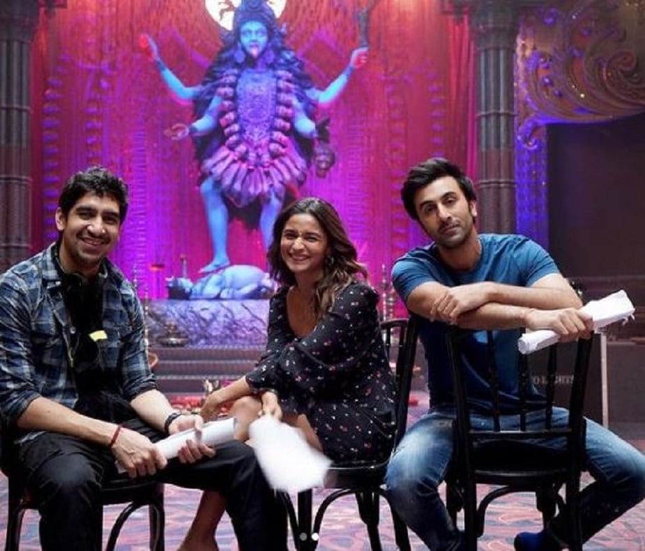২০০৯ সালে রণবীর কাপুর অভিনীত ওয়েক আপ সিড (Wake Up Sid!) সিনেমার মধ্য দিয়ে ডেবিউ করেছিলেন পরিচালক অয়ন মুখোপাধ্যায় (Ayan Mukerji)। এর পর ২০১৩ সালে ইয়ে জওয়ানি হ্যায় দিওয়ানি (Yeh Jawaani Hai Deewani) সিনেমায় একসঙ্গে কাজ করেন দু'জনে। এবার ব্রহ্মাস্ত্র (Brahmastra) সিনেমায় ফের একসঙ্গে কাজ করছেন পরিচালক অয়ন ও অভিনেতা রণবীর। আর এখানেই একটি চমক রয়েছে। এবার অফ স্ক্রিন কাপলকে অন স্ক্রিনে রোম্যান্স করতে দেখা যাবে। অর্থাৎ ব্রহ্মাস্ত্র সিনেমায় প্রথমবার একসঙ্গে অভিনয় করবেন রণবীর কাপুর (Ranbir Kapoor) ও আলিয়া ভাট (Alia Bhatt) ২০০৯ সালে রণবীর কাপুর অভিনীত ওয়েক আপ সিড (Wake Up Sid!) সিনেমার মধ্য দিয়ে ডেবিউ করেছিলেন পরিচালক অয়ন মুখোপাধ্যায় (Ayan Mukerji)। এর পর ২০১৩ সালে ইয়ে জওয়ানি হ্যায় দিওয়ানি (Yeh Jawaani Hai Deewani) সিনেমায় একসঙ্গে কাজ করেন দু'জনে। এবার ব্রহ্মাস্ত্র (Brahmastra) সিনেমায় ফের একসঙ্গে কাজ করছেন পরিচালক অয়ন ও অভিনেতা রণবীর। আর এখানেই একটি চমক রয়েছে। এবার অফ স্ক্রিন কাপলকে অন স্ক্রিনে রোম্যান্স করতে দেখা যাবে। অর্থাৎ ব্রহ্মাস্ত্র সিনেমায় প্রথমবার একসঙ্গে অভিনয় করবেন রণবীর কাপুর (Ranbir Kapoor) ও আলিয়া ভাট (Alia Bhatt)