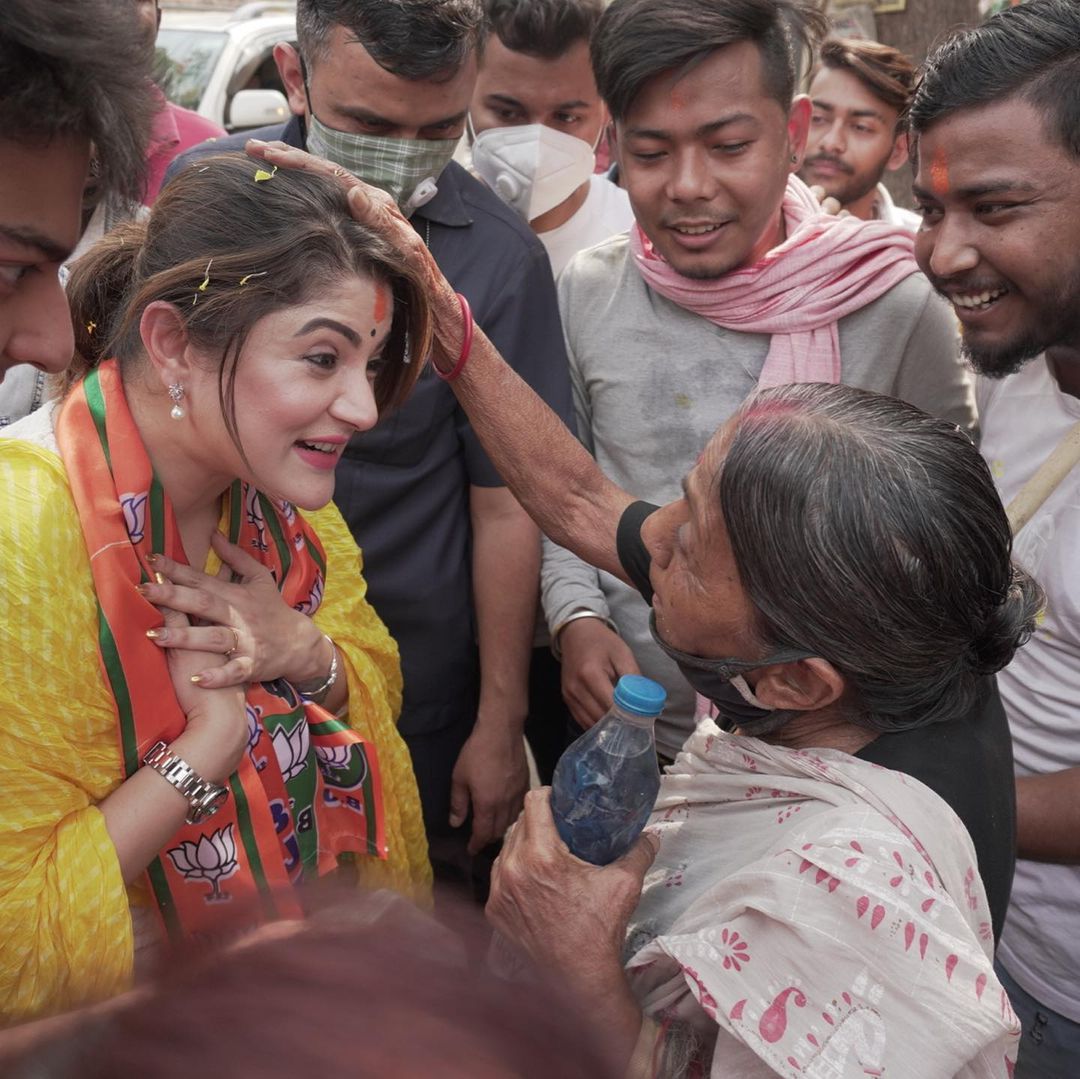 *এ দিন মনোনয়ন জমা দিতে যাওয়ার সময় শ্রাবন্তী পরেছিলেন সাদা-কমলার মিশেলে একটি শাড়ি, তাতে পদ্ম জাতীয় ফুলের মোটিফ। সঙ্গে ফুলহাতা কমলা ব্লাউজ। ছবিঃ ইনস্টাগ্রাম। *এ দিন মনোনয়ন জমা দিতে যাওয়ার সময় শ্রাবন্তী পরেছিলেন সাদা-কমলার মিশেলে একটি শাড়ি, তাতে পদ্ম জাতীয় ফুলের মোটিফ। সঙ্গে ফুলহাতা কমলা ব্লাউজ। ছবিঃ ইনস্টাগ্রাম।