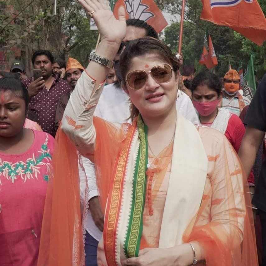 *মনোনয়ন জমা দেওয়ার পর এ দিন সোশ্যাল মিডিয়া হ্যান্ডেলে একটি ছবি শেয়ার করেন। যেখানে তাঁকে মনোনয়ন পত্র পেশ করতে দেখা যাচ্ছে। ছবিঃ ইনস্টাগ্রাম। *মনোনয়ন জমা দেওয়ার পর এ দিন সোশ্যাল মিডিয়া হ্যান্ডেলে একটি ছবি শেয়ার করেন। যেখানে তাঁকে মনোনয়ন পত্র পেশ করতে দেখা যাচ্ছে। ছবিঃ ইনস্টাগ্রাম।