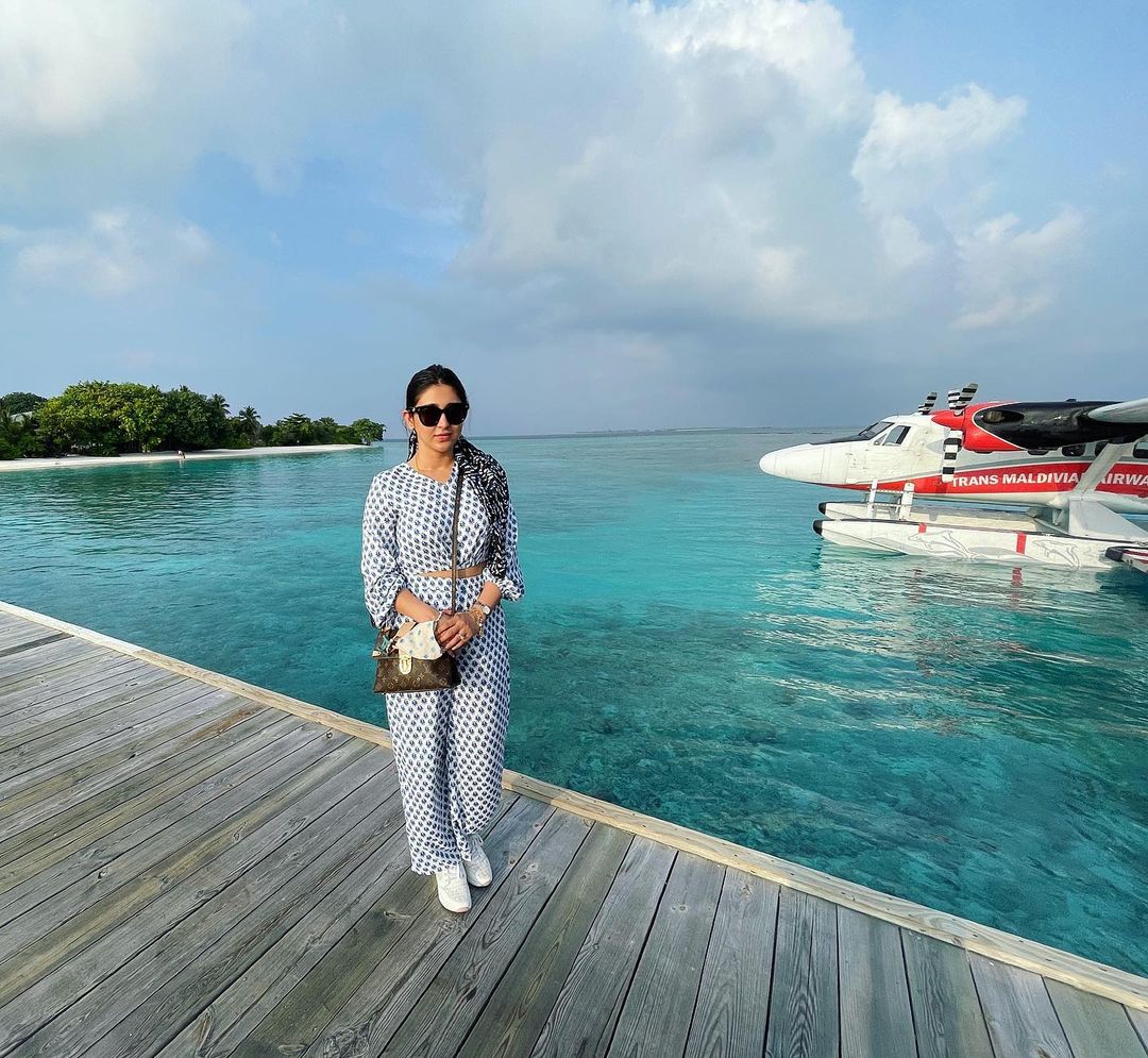 • কিছুদিন আগেই ঐন্দ্রিলা সোশ্যাল মিডিয়ায় লিখেছিলেন, নতুন কিছু শুরুর দিকে তাকিয়ে আছি । এই স্টেটাস দেখে অনেকেই অনেক কিছু অনুমান করেছিলেন । তবে তিনি যে এ রকম কিছু চমক দিতে চলেছেন তা বোধহয় কেউ আন্দাজ করেননি । ছবি-- ইনস্টাগ্রাম । • কিছুদিন আগেই ঐন্দ্রিলা সোশ্যাল মিডিয়ায় লিখেছিলেন, নতুন কিছু শুরুর দিকে তাকিয়ে আছি । এই স্টেটাস দেখে অনেকেই অনেক কিছু অনুমান করেছিলেন । তবে তিনি যে এ রকম কিছু চমক দিতে চলেছেন তা বোধহয় কেউ আন্দাজ করেননি । ছবি-- ইনস্টাগ্রাম ।