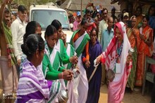বসন্তের শালবনীতে জুন, আদিবাসী মহিলারা ধুইয়ে দিলেন প্রার্থীর পা!
