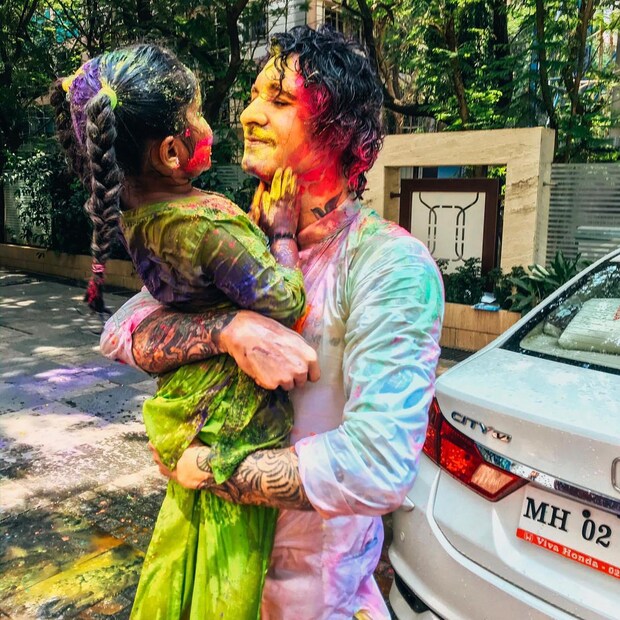 হোলির আনন্দে মাতরায়া বাবা-মেয়ে ৷  ছবি সৌজন্যে ফেসবুক ৷