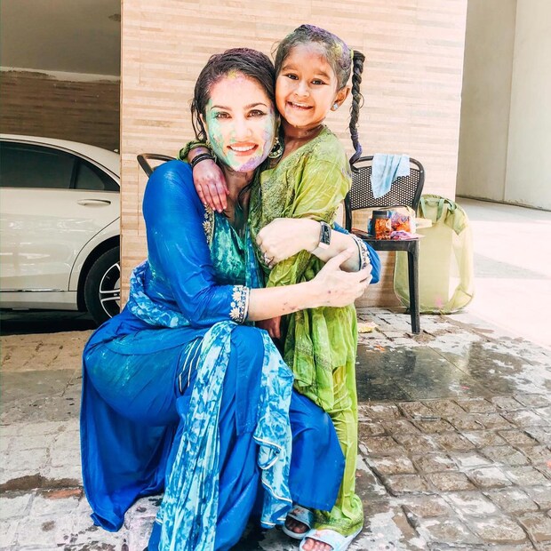 সেই সন্তানই অত্যন্ত ভাগ্যবতী যে খুশির দিনে মাকে জড়িয়ে থাকতে পারে ৷ ছবি সৌজন্যে ফেসবুক ৷