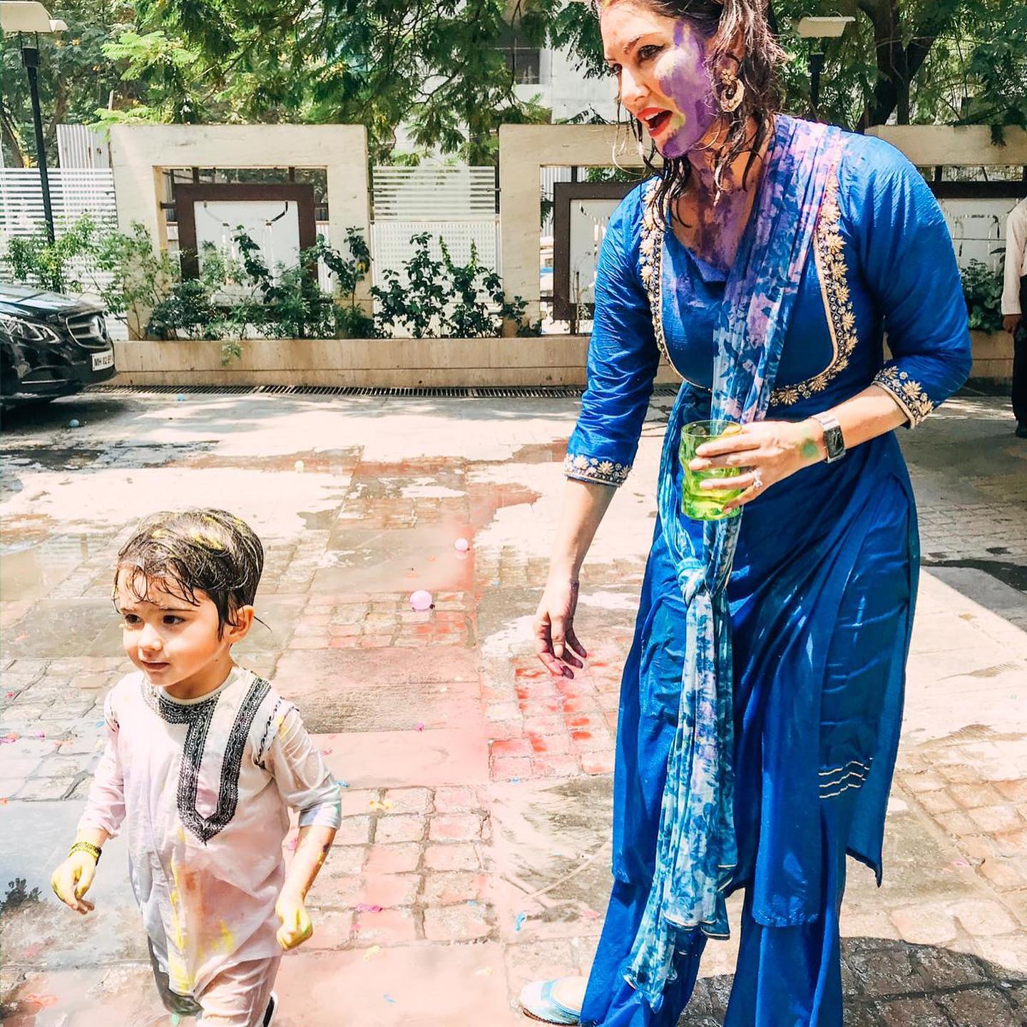 বলিউডের গ্ল্যামার ক্যুইন বেবি ডল, সানি লিওনকে অন্যরূপে দেখতে পাওয়া গিয়েছে ৷ উৎসবের মরশুম আরও দীর্ঘ হোক, সুস্থ থাকুক সবাই, ভাল থাকুক সবাই ৷ ছবি সৌজন্যে ফেসবুক ৷ বলিউডের গ্ল্যামার ক্যুইন বেবি ডল, সানি লিওনকে অন্যরূপে দেখতে পাওয়া গিয়েছে ৷ উৎসবের মরশুম আরও দীর্ঘ হোক, সুস্থ থাকুক সবাই, ভাল থাকুক সবাই ৷ ছবি সৌজন্যে ফেসবুক ৷