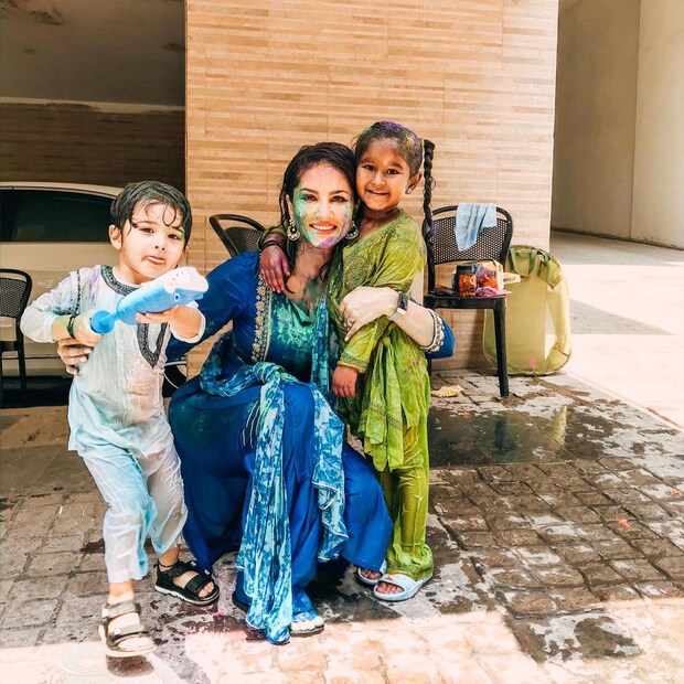দুই সন্তানকে নিয়ে সানি লিওন মেতেছেন উৎসবে ৷ ছবি সৌজন্যে ফেসবুক ৷