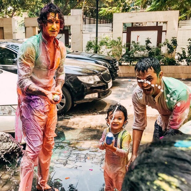 কচিকাচাদের সঙ্গে হোলির মুহূর্তে সানি লিওন ৷ ছবি সৌজন্যে ইনস্টাগ্রাম ৷