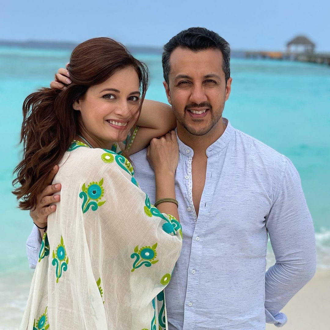 • ৩৯ বছরের দিয়ে এখনও বেশ প্রাণবন্ত । ২০১৪ সালে সাহিল সঙ্ঘের সঙ্গে বিয়ে হয়েছিল তাঁর । ২০১৯-এএসে ভেঙে যায় সেই সম্পর্ক । ফের অবশ্য নতুন সম্পর্কে জড়িয়ে পড়েন অভিনেত্রী । মাস খানেক হল বৈভব রেখির সঙ্গে বিয়ে হয়েছে তাঁর । ছবি- ইনস্টাগ্রাম । • ৩৯ বছরের দিয়ে এখনও বেশ প্রাণবন্ত । ২০১৪ সালে সাহিল সঙ্ঘের সঙ্গে বিয়ে হয়েছিল তাঁর । ২০১৯-এএসে ভেঙে যায় সেই সম্পর্ক । ফের অবশ্য নতুন সম্পর্কে জড়িয়ে পড়েন অভিনেত্রী । মাস খানেক হল বৈভব রেখির সঙ্গে বিয়ে হয়েছে তাঁর । ছবি- ইনস্টাগ্রাম ।