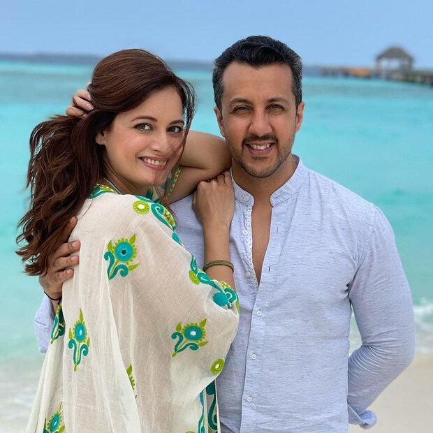 • ৩৯ বছরের দিয়ে এখনও বেশ প্রাণবন্ত । ২০১৪ সালে সাহিল সঙ্ঘের সঙ্গে বিয়ে হয়েছিল তাঁর । ২০১৯-এএসে ভেঙে যায় সেই সম্পর্ক । ফের অবশ্য নতুন সম্পর্কে জড়িয়ে পড়েন অভিনেত্রী । মাস খানেক হল বৈভব রেখির সঙ্গে বিয়ে হয়েছে তাঁর । ছবি- ইনস্টাগ্রাম ।