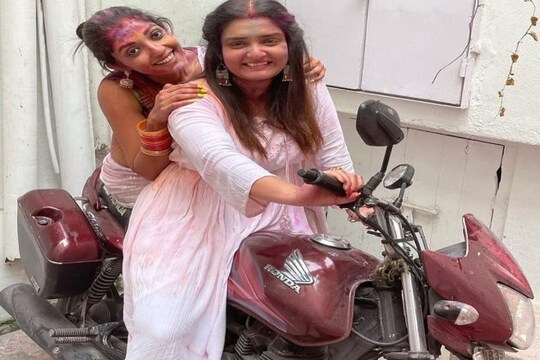 দেদার রং খেললেন দুই অভিনেত্রী । ছবি- ইনস্টাগ্রাম ।