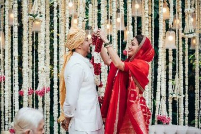 অভিনেত্রী দিয়া মির্জাও এ বছর দ্বিতীয় বিয়ে করেছেন। গত ১৫ ফেব্রুয়ারি বৈভব রেখির সঙ্গে বিয়ে করেছেন তিনি। বৈভবেরও এটি দ্বিতীয় বিয়ে। আপাতত মালদ্বীপে হানিমুনে গিয়েছেন জুটি। তাঁদেরও বিয়ের পর এটিই প্রথম হোলি। 