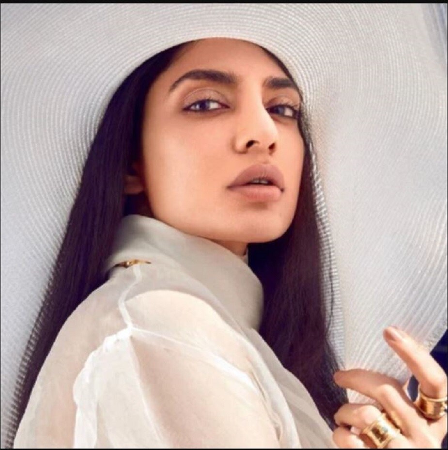 সবিতা ধুলিপালাকে (Sobita Dhulipala) দেখা যাবে অভিনেতা দেব পটেলের (Dev Patel) ছবি মাঙ্কি ম্যান (Monkey Man)-এ। এই ছবি দিয়েই পরিচালনার জগতে পা রাখছেন দেব। মাঙ্কি ম্যানে অভিনয়ও করবেন তিনি। সবতা জানিয়েছেন যে এই ছবির স্ক্রিপ্ট তিনি বহু দিন আগে শুনেছিলেন। লকডাউনের জন্য কাজ সে ভাবে এগোয়নি। সবিতা ধুলিপালাকে (Sobita Dhulipala) দেখা যাবে অভিনেতা দেব পটেলের (Dev Patel) ছবি মাঙ্কি ম্যান (Monkey Man)-এ। এই ছবি দিয়েই পরিচালনার জগতে পা রাখছেন দেব। মাঙ্কি ম্যানে অভিনয়ও করবেন তিনি। সবতা জানিয়েছেন যে এই ছবির স্ক্রিপ্ট তিনি বহু দিন আগে শুনেছিলেন। লকডাউনের জন্য কাজ সে ভাবে এগোয়নি।