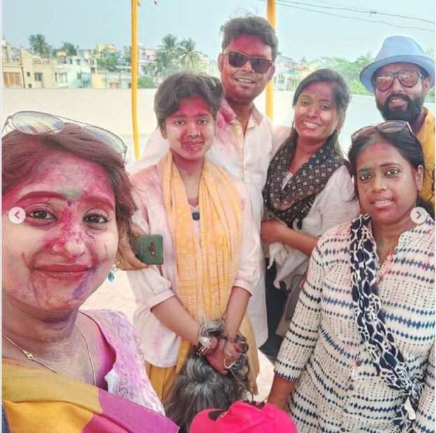 দিতিপ্রিয়া ও সৌরভের পরিবারও সঙ্গে ছিলেন এই রঙের উৎসবে।