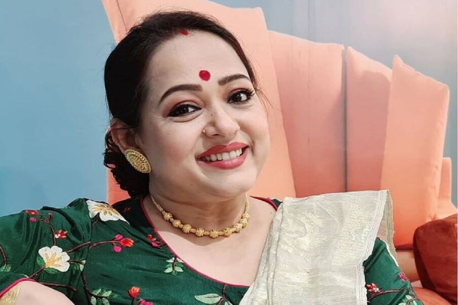  অপরাজিতা আঢ্য। টলিউডের জনপ্রিয় অভিনেত্রী তিনি। অপরাজিতা তাঁর অভিনয়ের জাদুতে জিতেছেন সকলের মন। তাঁর ভুবন ভোলানো হাসি ও মিষ্টি স্বভাবের জন্য দর্শক থেকে টলিপাড়া সকলের প্রিয় তিনি। অপার কথা বললেই চোখের সামনে ভেসে ওঠে দক্ষ অভিনেত্রীর মুখ। বাংলা সিরিয়াল থেকে বাংলা ছবি সবেতেই অভিনয় করে সেরার স্থান নিয়েছেন নায়িকা। শুধু টলিউড নয় বলিউডেও পা রেখেছেন তিনি। 'মেরি  প্যায়ারি বিন্দু' ছবিতে আয়ুষ্মান খুরানার মায়ের চরিত্রে তাঁর অভিনয় মন কেড়েছিল সকলের। টলিউডের জনপ্রিয় পরিচালকের সঙ্গে কাজ করেছেন তিনি। photo source Instagram