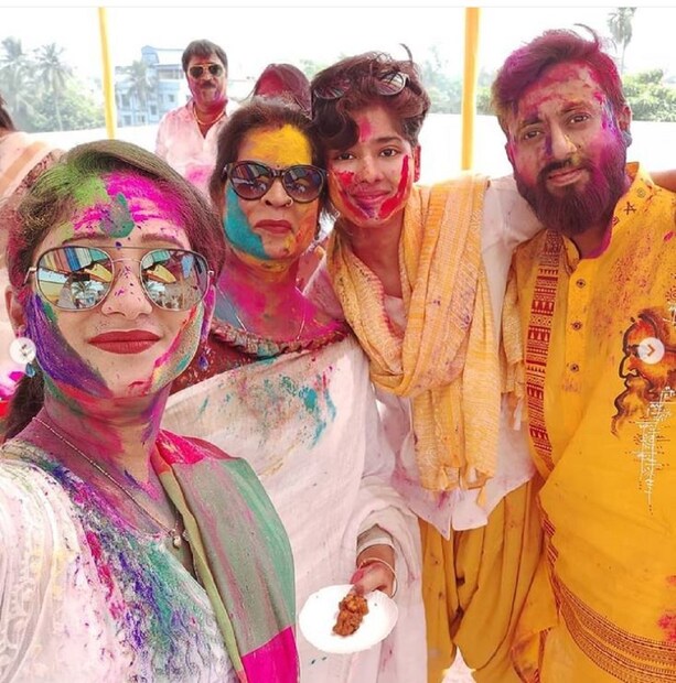 রামকৃষ্ণের চরিত্রে কয়েকদিনের মধ্যেই সকলের প্রিয় হয়ে উঠেছেন অভিনেতা সৌরভ দাস। আর রানি মার চরিত্রে দিতিপ্রিয়া তো সব সময় সকলের প্রিয়। আজ তাঁরা একসঙ্গে মেতে উঠলেন রঙ খেলায়।