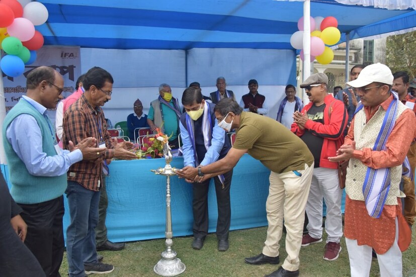 সব খেলার সেরা বাঙালির তুমি ফুটবল! জেলায় জেলায় ফুটবল ফেরাতে নয়া উদ্যোগ আই এফ এ'র। আজ থেকে উত্তরের পাহাড়ের কোলে শুরু হল উত্তরবঙ্গ কাপ। এই ধরনের ফুটবলের আসর রাজ্যে প্রথম। ফুটবলকে ঘিরে জেলায় জেলায় উন্মাদনা আগের মতো আর নেই। এমনকি ঘরোয়া লিগেও দর্শকের সংখ্যা দিন দিন কমছে। উৎসাহে ভাঁটা পড়ছে। আগে আন্তঃ জেলা ফুটবল টূর্নামেন্টে ফুটবলপ্রেমীদের ঢল নামতো উত্তরবঙ্গের বিভিন্ন জেলায়। প্রযুক্তির যুগে ক্রমেই মাঠ থেকে মুখ ফেরাচ্ছে ফুটবল পাগলেরা। করোনা এবং লকডাউনের প্রভাব এসে পড়েছে ফুটবলেও।