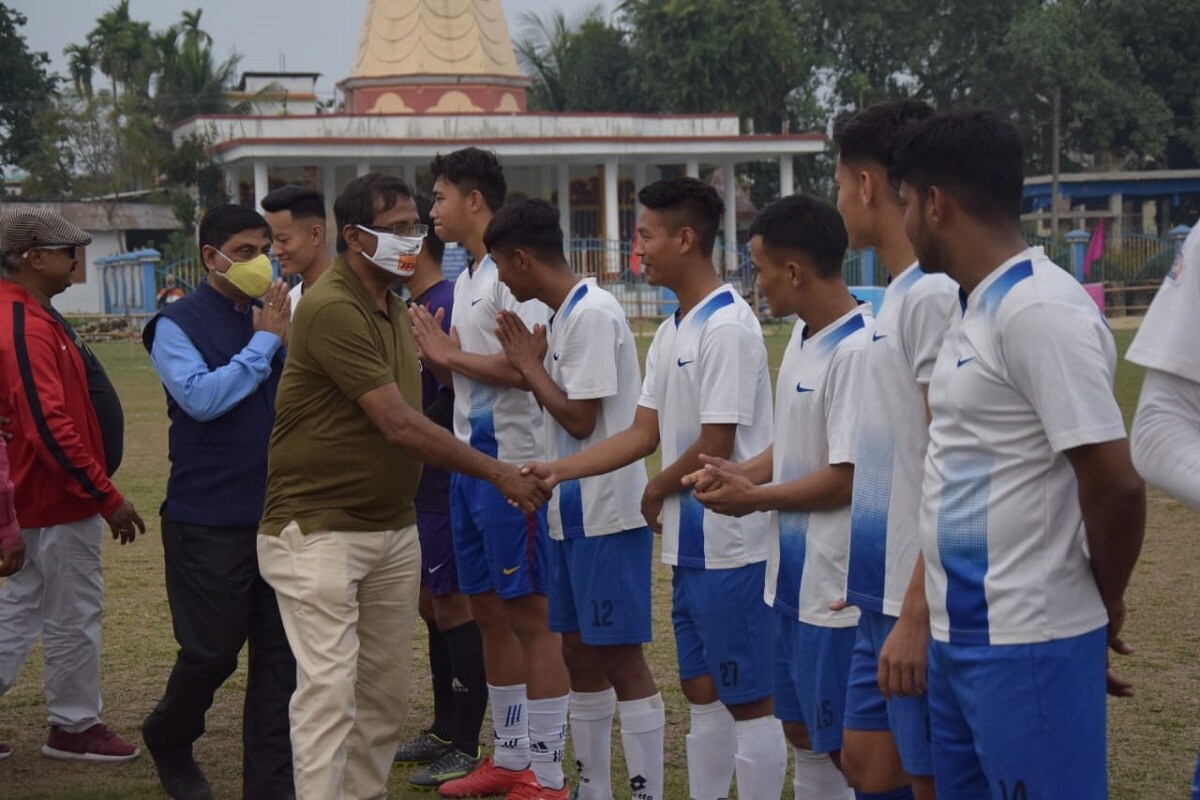 দীর্ঘ দিন বন্ধ ছিল অনুশীলন। খেলা শুরু হলেও তা হচ্ছে দর্শক শূণ্য মাঠে। আই এস এলেও দেখা গেল একই ছবি। বাংলার ফুটবল গরিমা কম নয়। গোটা দেশেই বাঙলার ফুটবল নিয়ে চর্চা রয়েছে। ইস্টবেঙ্গল আর মোহনবাগানকে ঘিরে গোটা দেশের বড় বড় ক্লাবগুলো ভাবে। সেই ফুটবলকে স্বমহিমায় ফেরাতেই আই এফ এ'এ এহেন উদ্যোগ। উত্তরের চার জেলায় একযোগে চলবে উত্তরবঙ্গ কাল। চার জেলা মিলিয়ে অংশ নিয়েছে ২০টি ক্লাব। প্রথমে লিগভিত্তিক ম্যাচ হবে। তারপর চার গ্রুপের সেরাদের নিতে নক আউট। আজই আলিপুরদুয়ারে টুর্নামেন্টের শুরু হয়েছে। আলিপুরের গ্রুপে অংশ নিয়েছে দলসিংপাড়া স্পোর্টস আকাদেমী, জুবিলি ক্লাব, কৃষি বিকাশ শিল্প কেন্দ্র, স্পিরিচুয়াল স্পোর্টস অ্যাডভেঞ্চার ক্লাব এবং জি এফ সি। দীর্ঘ দিন বন্ধ ছিল অনুশীলন। খেলা শুরু হলেও তা হচ্ছে দর্শক শূণ্য মাঠে। আই এস এলেও দেখা গেল একই ছবি। বাংলার ফুটবল গরিমা কম নয়। গোটা দেশেই বাঙলার ফুটবল নিয়ে চর্চা রয়েছে। ইস্টবেঙ্গল আর মোহনবাগানকে ঘিরে গোটা দেশের বড় বড় ক্লাবগুলো ভাবে। সেই ফুটবলকে স্বমহিমায় ফেরাতেই আই এফ এ'এ এহেন উদ্যোগ। উত্তরের চার জেলায় একযোগে চলবে উত্তরবঙ্গ কাল। চার জেলা মিলিয়ে অংশ নিয়েছে ২০টি ক্লাব। প্রথমে লিগভিত্তিক ম্যাচ হবে। তারপর চার গ্রুপের সেরাদের নিতে নক আউট। আজই আলিপুরদুয়ারে টুর্নামেন্টের শুরু হয়েছে। আলিপুরের গ্রুপে অংশ নিয়েছে দলসিংপাড়া স্পোর্টস আকাদেমী, জুবিলি ক্লাব, কৃষি বিকাশ শিল্প কেন্দ্র, স্পিরিচুয়াল স্পোর্টস অ্যাডভেঞ্চার ক্লাব এবং জি এফ সি।