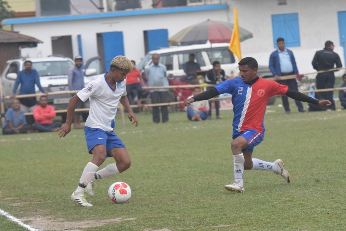 আজ উদ্বোধনী ম্যাচে জুবিলি ক্লাব সরাসরি ২-০ গোলে হারায় দলসিংপাড়াকে। ম্যাচের সেরা হয়েছেন বিজয়ী দলের বাদল এক্কা। কাল একযোগে শুরু হবে মালদহ, দক্ষিনদিনাজপুর এবং শিলিগুড়িতে। শিলিগুড়ি, কার্শিয়ং ও জলপাইগুড়ির পাঁচটি দল রয়েছে শিলিগুড়ি গ্রুপে।আজ উদ্বোধনী ম্যাচে জুবিলি ক্লাব সরাসরি ২-০ গোলে হারায় দলসিংপাড়াকে। ম্যাচের সেরা হয়েছেন বিজয়ী দলের বাদল এক্কা। একযোগে শুরু হবে মালদহ, দক্ষিনদিনাজপুর এবং শিলিগুড়িতে। শিলিগুড়ি, কার্শিয়াং ও জলপাইগুড়ির পাঁচটি দল রয়েছে শিলিগুড়ি গ্রুপে। আজ উদ্বোধনী ম্যাচে জুবিলি ক্লাব সরাসরি ২-০ গোলে হারায় দলসিংপাড়াকে। ম্যাচের সেরা হয়েছেন বিজয়ী দলের বাদল এক্কা। কাল একযোগে শুরু হবে মালদহ, দক্ষিনদিনাজপুর এবং শিলিগুড়িতে। শিলিগুড়ি, কার্শিয়ং ও জলপাইগুড়ির পাঁচটি দল রয়েছে শিলিগুড়ি গ্রুপে।আজ উদ্বোধনী ম্যাচে জুবিলি ক্লাব সরাসরি ২-০ গোলে হারায় দলসিংপাড়াকে। ম্যাচের সেরা হয়েছেন বিজয়ী দলের বাদল এক্কা। একযোগে শুরু হবে মালদহ, দক্ষিনদিনাজপুর এবং শিলিগুড়িতে। শিলিগুড়ি, কার্শিয়াং ও জলপাইগুড়ির পাঁচটি দল রয়েছে শিলিগুড়ি গ্রুপে।