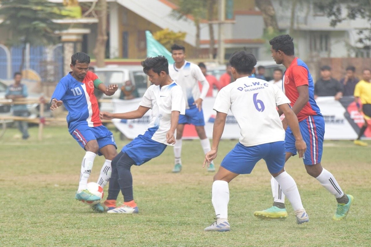 উদ্বোধনী ম্যাচে মুখোমুখি হবে শিলিগুড়ির দুই প্রতিপক্ষ মহানন্দা স্পোর্টিং এবং বান্ধব সঙ্ঘ। মালদহে প্রথম ম্যাচে লড়বে বাগসরাই ইউনাইটেড এবং প্রান্তিক ক্লাব। অন্যদিকে বালুরঘাটে উদ্বোধনী ম্যাচে ফ্রেণ্ডস ইউনিয়ন ক্লাব নামবে বালুরঘাট টাউন ক্লাবের বিরুদ্ধে। প্রথম দিনেই আলিপুরদুয়ারে ফুটবলকে ঘিরে উচ্ছ্বাস লক্ষ্য করা গিয়েছে। ফুটবল ফিরবে তার নিজস্ব আঙিনায়, মাঠমুখো হবে দর্শকেরা, আশাবাদী আয়োজক আই এফ এ কর্তারা। Input-Partha Sarkar উদ্বোধনী ম্যাচে মুখোমুখি হবে শিলিগুড়ির দুই প্রতিপক্ষ মহানন্দা স্পোর্টিং এবং বান্ধব সঙ্ঘ। মালদহে প্রথম ম্যাচে লড়বে বাগসরাই ইউনাইটেড এবং প্রান্তিক ক্লাব। অন্যদিকে বালুরঘাটে উদ্বোধনী ম্যাচে ফ্রেণ্ডস ইউনিয়ন ক্লাব নামবে বালুরঘাট টাউন ক্লাবের বিরুদ্ধে। প্রথম দিনেই আলিপুরদুয়ারে ফুটবলকে ঘিরে উচ্ছ্বাস লক্ষ্য করা গিয়েছে। ফুটবল ফিরবে তার নিজস্ব আঙিনায়, মাঠমুখো হবে দর্শকেরা, আশাবাদী আয়োজক আই এফ এ কর্তারা। Input-Partha Sarkar