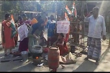 বাড়ছে রান্নার গ্যাসের দাম! রাস্তায় উনুন জ্বালিয়ে রান্না করে প্রতীকী প্রতিবাদ