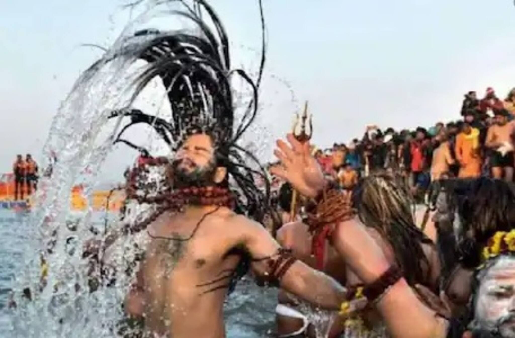 কুম্ভ মেলায় রাজকীয় স্নান ঘিরে কেন নিজেদের মধ্যে ঝগড়ায় প্রবৃত্ত হন সাধুরা?
