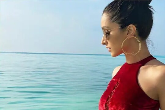 রুবি ভেলভেট কাট-আউট বিকিনিতে শ্রদ্ধা কাপুর, দাম শুনলে চোখ কপালে উঠবে!