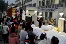 নির্বাচনের আগে শিলিগুড়িতে উদ্ধার নগদ ৮০ লাখ টাকা, আটক লরিবোঝাই বিদেশী মদ! 