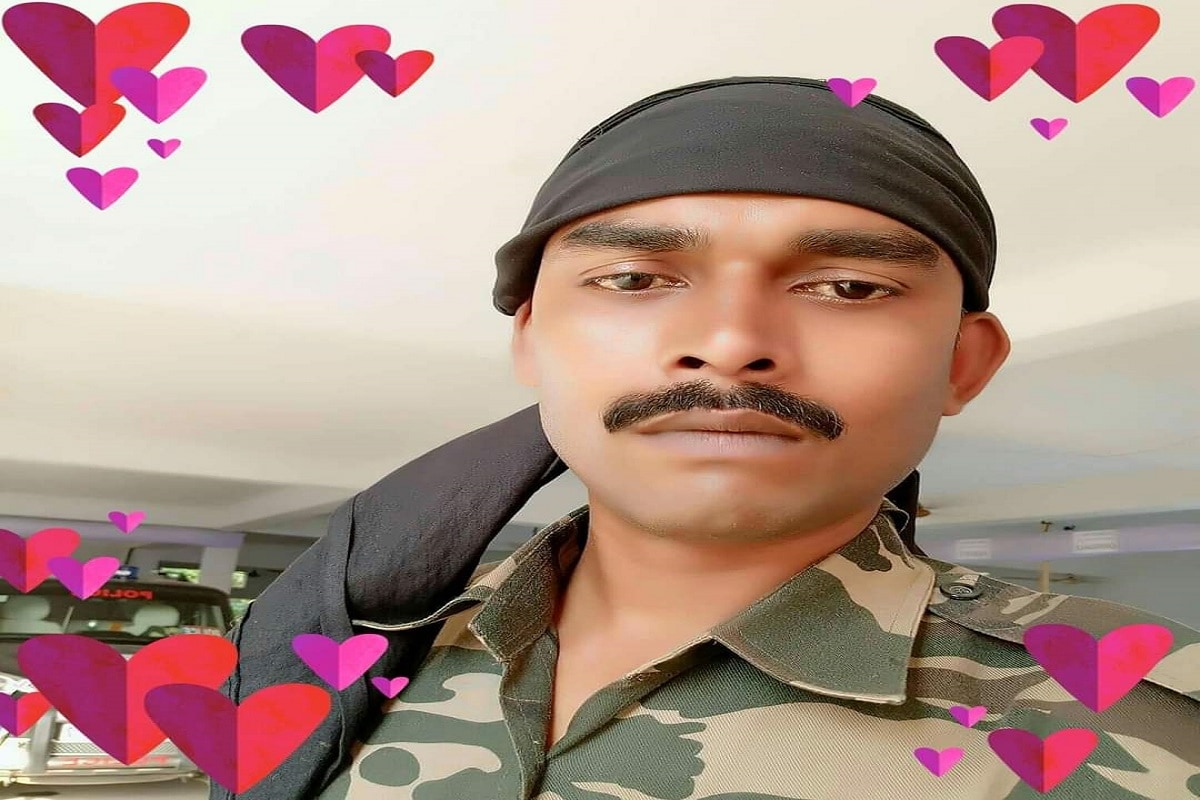তিনটি গাড়িতে আসামী ধরে ফিরছিল পুলিশ। রাত একটা নাগাদ দুর্ঘটনা হয়। চলন্ত অবস্থায় একটি গাড়ির চাকা ফেটে যায়। এরপরে নিয়ন্ত্রণ হারিয়ে রাস্তার পাশে ডিভাইডারে ধাক্কা মেরে পাল্টি খায় গাড়িটি। গাড়িতে চালক ছাড়া বাকি সকলেই ছিলেন সিভিক ভলেন্টিয়ার।মৃত সিভিক ভলেন্টিয়ারদের মধ্যে রয়েছেন পঙ্কজ মণ্ডল, ওবাইদুর শেখ ও ইবনাউল শেখ। Photo-News 18 Bangla তিনটি গাড়িতে আসামী ধরে ফিরছিল পুলিশ। রাত একটা নাগাদ দুর্ঘটনা হয়। চলন্ত অবস্থায় একটি গাড়ির চাকা ফেটে যায়। এরপরে নিয়ন্ত্রণ হারিয়ে রাস্তার পাশে ডিভাইডারে ধাক্কা মেরে পাল্টি খায় গাড়িটি। গাড়িতে চালক ছাড়া বাকি সকলেই ছিলেন সিভিক ভলেন্টিয়ার।মৃত সিভিক ভলেন্টিয়ারদের মধ্যে রয়েছেন পঙ্কজ মণ্ডল, ওবাইদুর শেখ ও ইবনাউল শেখ। Photo-News 18 Bangla