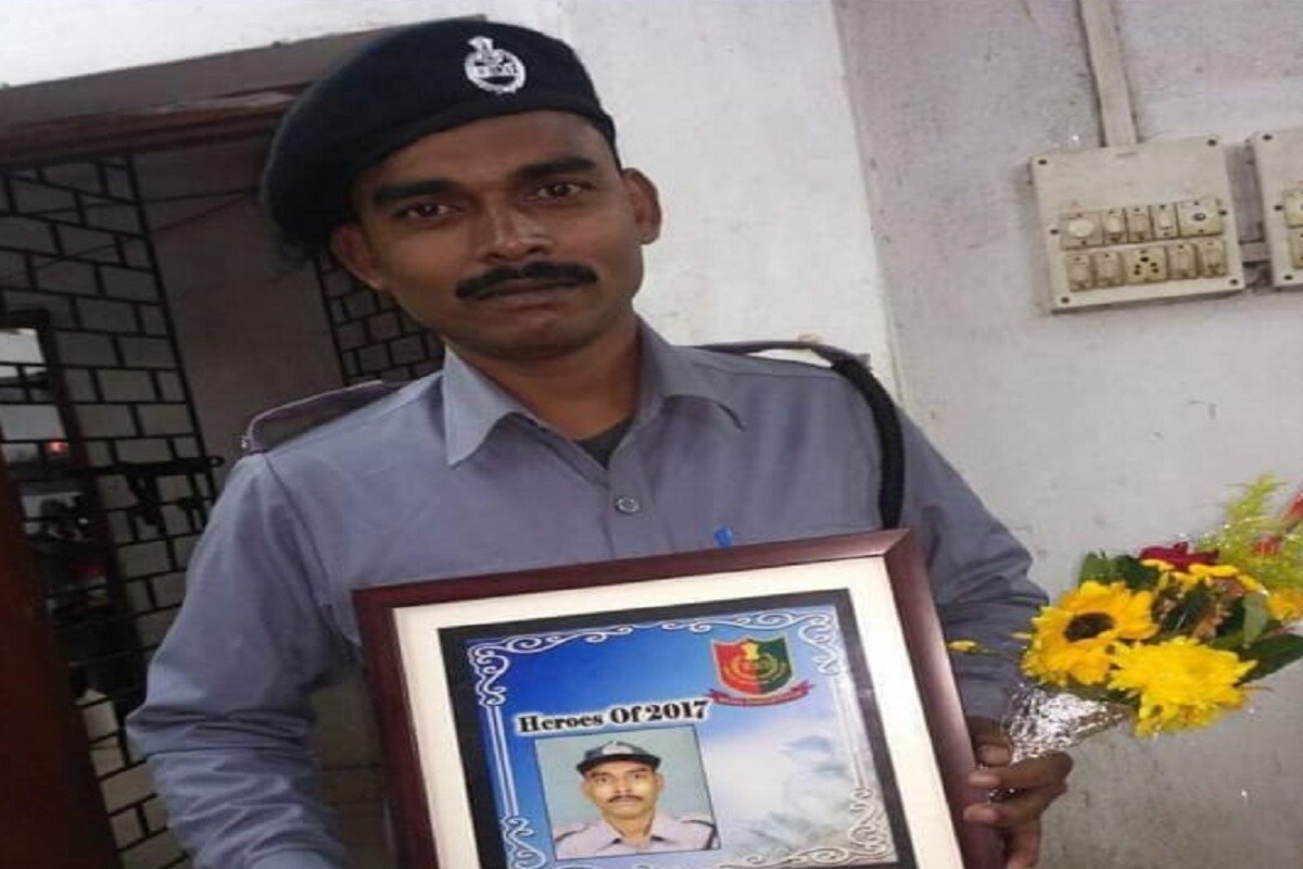 আহত ছয় সিভিক ভলান্টিয়ারের মধ্যে দুইজন মহিলা। এছাড়াও জখম হয়েছেন গাড়ির চালক জসিম শেখ। গুরুতর আহত থাকায় দুই সিভিক ভলান্টিয়ারকে পাঠানো হয়েছে কলকাতায়। আহত বাকিদের ভর্তি করা হয়েছে মালদহ শহরের একটি বেসরকারি নার্সিং হোমে। Photo-News 18 Bangla আহত ছয় সিভিক ভলান্টিয়ারের মধ্যে দুইজন মহিলা। এছাড়াও জখম হয়েছেন গাড়ির চালক জসিম শেখ। গুরুতর আহত থাকায় দুই সিভিক ভলান্টিয়ারকে পাঠানো হয়েছে কলকাতায়। আহত বাকিদের ভর্তি করা হয়েছে মালদহ শহরের একটি বেসরকারি নার্সিং হোমে। Photo-News 18 Bangla