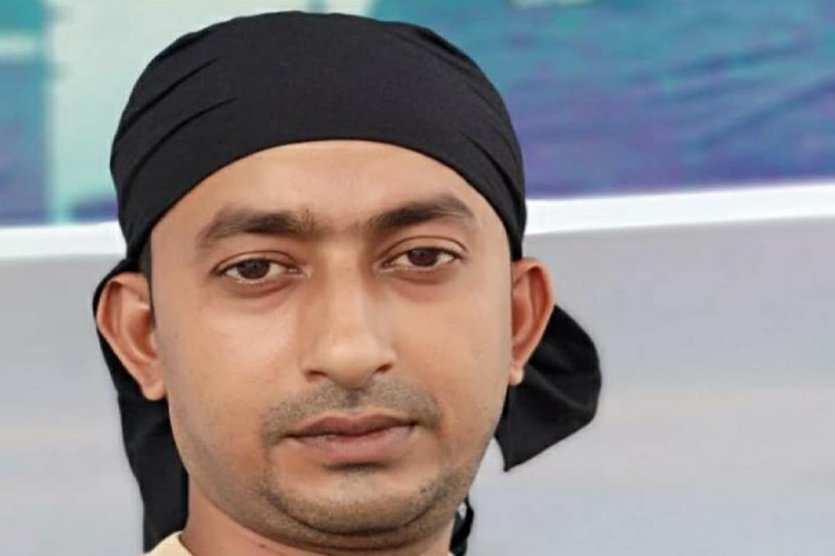 পুলিশ সূত্রে জানা গিয়েছে, বিধানসভা ভোটের আগে বিভিন্ন মামলায় গ্রেফতারি পরোয়ানা থাকা অভিযুক্তদের গ্রেফতার করার জন্য প্রায় প্রতি রাতেই পুলিশি অভিযান চলছে। সেইমতো বৃহস্পতিবার গভীর রাতে তিনটি গাড়িতে অভিযানে নামে কালিয়াচক থানার পুলিশ। সুজাপুর এলাকা থেকে পুরনো মামলায় ওয়ান্টেড দু’জনকে গ্রেফতার করা হয়। এরপর ওই দুই জনকে নিয়ে কালিয়াচক থানায় ফিরছিল পুলিশের গাড়ি। এরমধ্যে দুর্ঘটনাগ্রস্ত গাড়িটিতে চালক ছাড়াও ছিলেন নয় জন সিভিক ভলান্টিয়ার।Photo-News 18 Bangla পুলিশ সূত্রে জানা গিয়েছে, বিধানসভা ভোটের আগে বিভিন্ন মামলায় গ্রেফতারি পরোয়ানা থাকা অভিযুক্তদের গ্রেফতার করার জন্য প্রায় প্রতি রাতেই পুলিশি অভিযান চলছে। সেইমতো বৃহস্পতিবার গভীর রাতে তিনটি গাড়িতে অভিযানে নামে কালিয়াচক থানার পুলিশ। সুজাপুর এলাকা থেকে পুরনো মামলায় ওয়ান্টেড দু’জনকে গ্রেফতার করা হয়। এরপর ওই দুই জনকে নিয়ে কালিয়াচক থানায় ফিরছিল পুলিশের গাড়ি। এরমধ্যে দুর্ঘটনাগ্রস্ত গাড়িটিতে চালক ছাড়াও ছিলেন নয় জন সিভিক ভলান্টিয়ার।Photo-News 18 Bangla