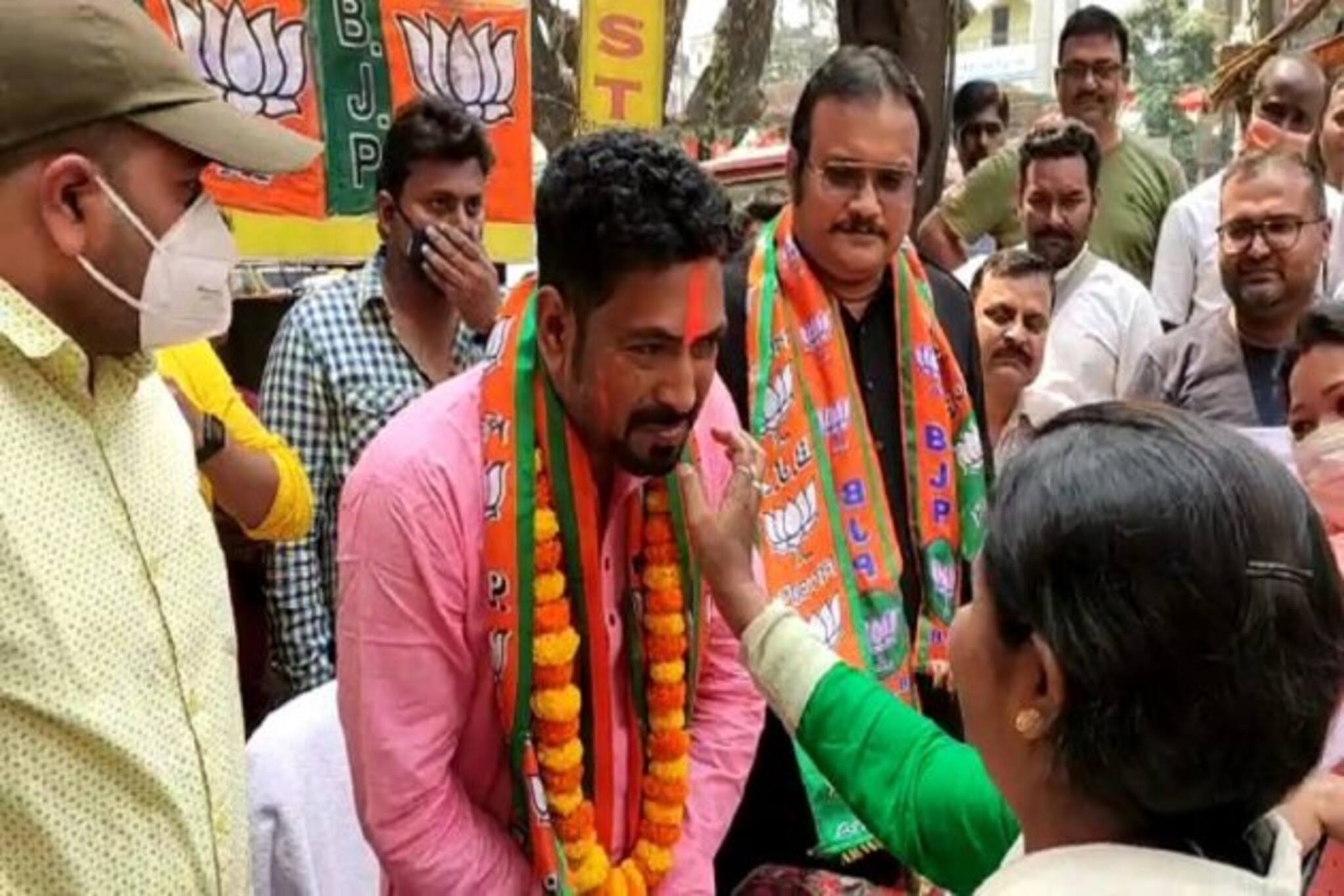 দোলের আগেই রঙ খেলায় মাতলেন শিলিগুড়ির তিন প্রার্থী! কেউ লাল, কেউ গেরুয়া, কেউ সবুজ আবিরে! 