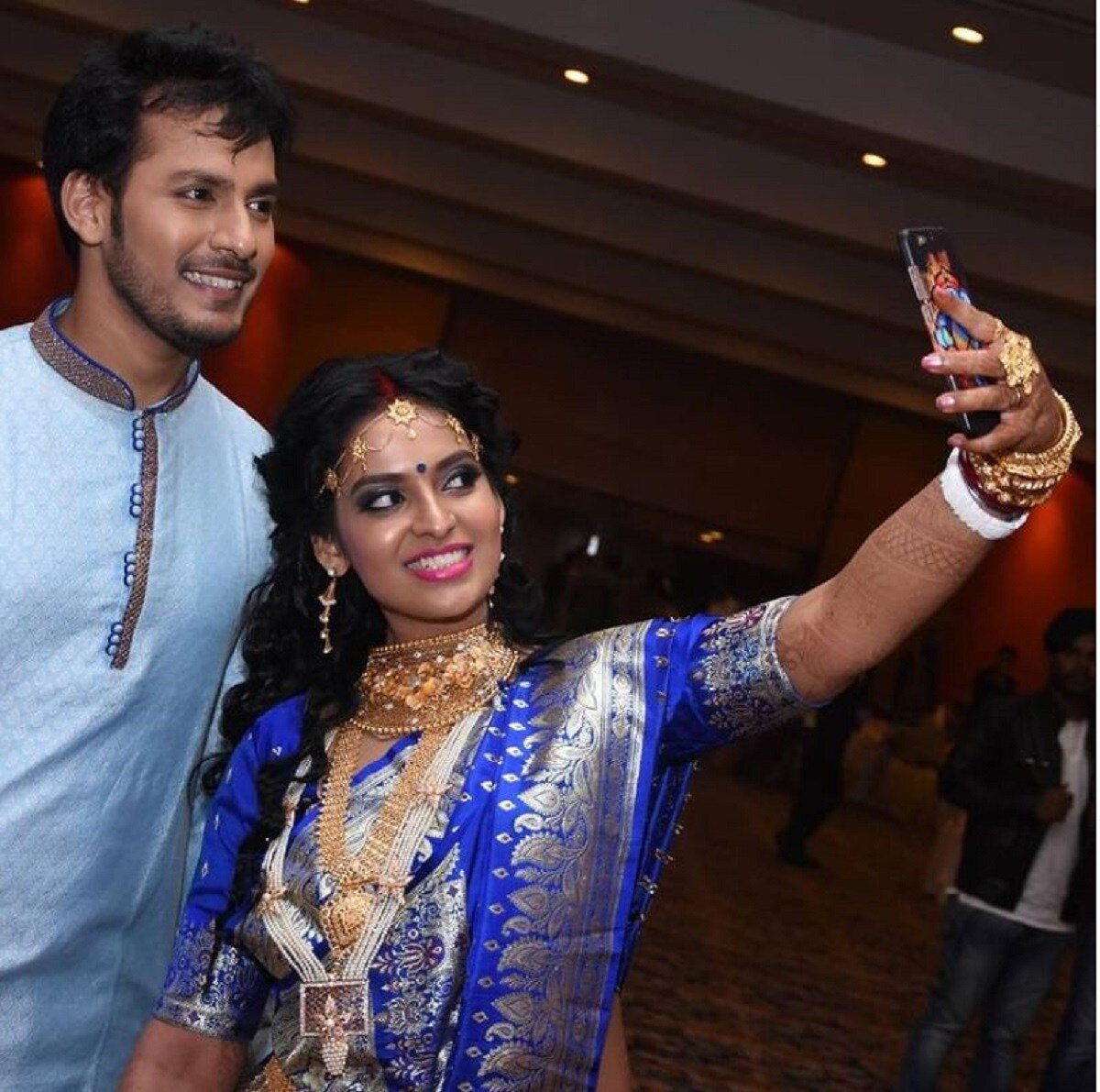 তিনি গোপালকে কোলে বসিয়ে আদর করছেন। এর আগেও একটি পোস্টে তিনি গোপালের কাছেই প্রার্থণা করে বলেছিলেন, 'হয় তুমি এসো নয় তো রাধারানিকে পাঠাও। তোমার যা খুশি। আমার সব ভরসা তোমার ওপরেই। photo source Instagram তিনি গোপালকে কোলে বসিয়ে আদর করছেন। এর আগেও একটি পোস্টে তিনি গোপালের কাছেই প্রার্থণা করে বলেছিলেন, 'হয় তুমি এসো নয় তো রাধারানিকে পাঠাও। তোমার যা খুশি। আমার সব ভরসা তোমার ওপরেই। photo source Instagram