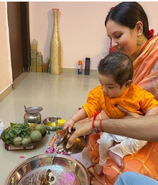 পূজার সাজ একেবারে সাধারণ। সিকুয়েন্সের কাজ করা হালকা গোলাপি রঙের শাড়ি।