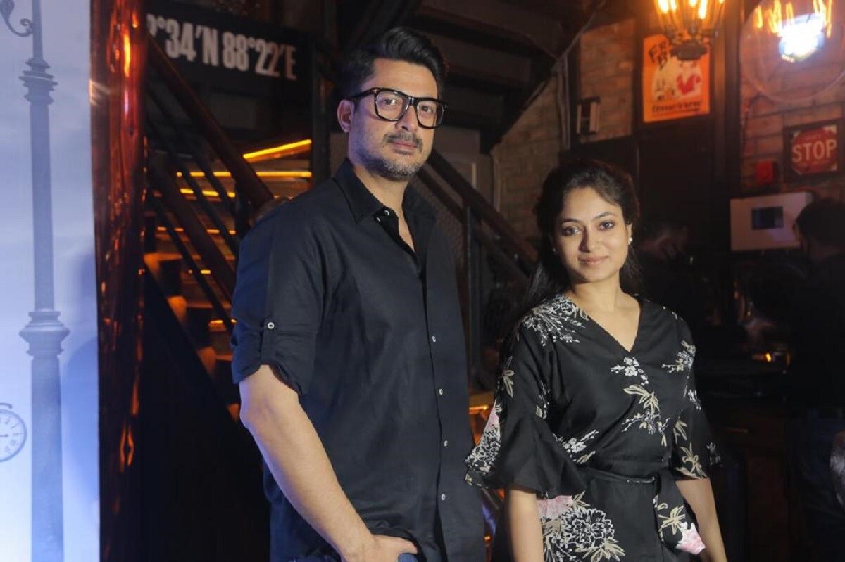 নানা রং, নানা বৈচিত্র, ভাঙা গড়া, ওঠা পড়া। এমন এক ব্যক্তির জার্নি সেলুলয়েডে তুলে ধরা যে খুব সহজ নয়, তা ছবির রিসার্চ করতে গিয়ে ভালই বুঝেছিলেন পরমব্রত। তবুও এই মানুষটাই যেন কিভাবে খুব অল্প সময়ের মধ্যে ভীষণ নিজের হয়ে উঠেছিলেন পরিচালকের কাছে। দু'জনে একই ছবিতে কাজ করার সুবাদে অনেকটা সময় একসঙ্গে কাটান সৌমিত্র- পরমব্রত। নানা আলোচনায় দুজনেই বুঝেছিলেন তাঁদের মতেরর মিল অনেক । বন্ধুত্ব বাড়তে থাকে, আর তার মাঝেই সৌমিত্র বাবুর অনুমতি নিয়ে শুরু হয়ে যায় ছবি বানানোর পরিকল্পনা। নানা রং, নানা বৈচিত্র, ভাঙা গড়া, ওঠা পড়া। এমন এক ব্যক্তির জার্নি সেলুলয়েডে তুলে ধরা যে খুব সহজ নয়, তা ছবির রিসার্চ করতে গিয়ে ভালই বুঝেছিলেন পরমব্রত। তবুও এই মানুষটাই যেন কিভাবে খুব অল্প সময়ের মধ্যে ভীষণ নিজের হয়ে উঠেছিলেন পরিচালকের কাছে। দু'জনে একই ছবিতে কাজ করার সুবাদে অনেকটা সময় একসঙ্গে কাটান সৌমিত্র- পরমব্রত। নানা আলোচনায় দুজনেই বুঝেছিলেন তাঁদের মতেরর মিল অনেক । বন্ধুত্ব বাড়তে থাকে, আর তার মাঝেই সৌমিত্র বাবুর অনুমতি নিয়ে শুরু হয়ে যায় ছবি বানানোর পরিকল্পনা।