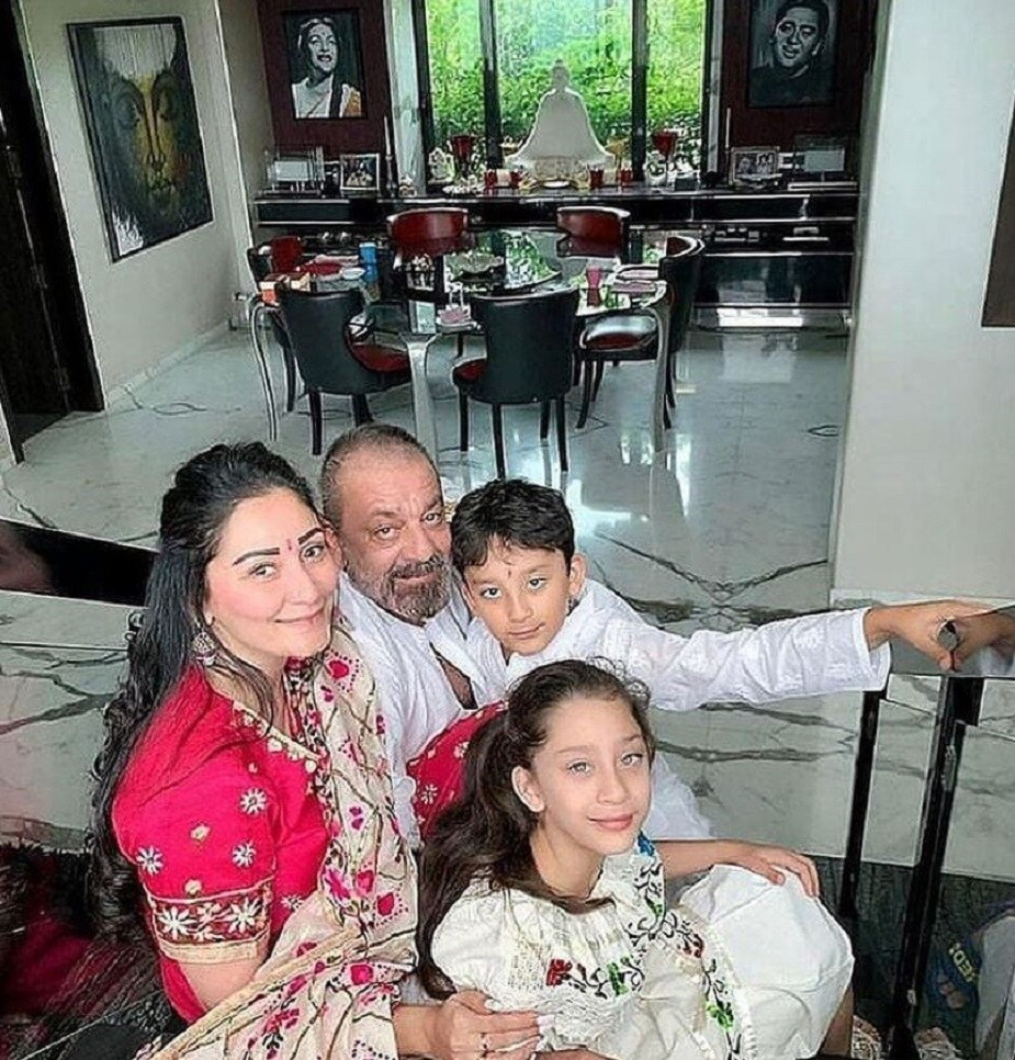 গত বছর দেশে যখন করোনা আতঙ্কে মানুষ আতঙ্কিত সে সময় ক্যানসারে আক্রান্ত হন সঞ্জু বাবা। তারপর নানা ধাপ পেরিয়ে এখন তিনি অনেকটাই সুস্থ। photo source collected গত বছর দেশে যখন করোনা আতঙ্কে মানুষ আতঙ্কিত সে সময় ক্যানসারে আক্রান্ত হন সঞ্জু বাবা। তারপর নানা ধাপ পেরিয়ে এখন তিনি অনেকটাই সুস্থ। photo source collected