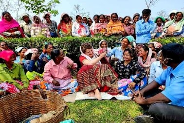 অসমের সফরে প্রিয়াঙ্কার যেতে পারেন মহাভৈরব শিব মন্দিরে। তেজপুরের সভায় সেখান থেকেই যোগ দেবেন তিনি। ভোটের আগে ৫টি নতুন ঘোষণা করতে পারেন প্রিয়াঙ্কা। আগামী ২৭ মার্চ থেকে তিন দফায় অসমে বিধানসভা নির্বাচন শুরু হচ্ছে৷ আসন্ন বিধানসভা নির্বাচনে অসমের বন্ধ এবং বেহাল অবস্থায় থাকা চা বাগানেই কংগ্রেসের ফোকাস৷ সেখানকার চা শ্রমিকদের চরম দুর্দশার কথাও ভোট প্রচারে সামনে নিয়ে আসতে চাইছে কংগ্রেস৷ অসমের সফরে প্রিয়াঙ্কার যেতে পারেন মহাভৈরব শিব মন্দিরে। তেজপুরের সভায় সেখান থেকেই যোগ দেবেন তিনি। ভোটের আগে ৫টি নতুন ঘোষণা করতে পারেন প্রিয়াঙ্কা। আগামী ২৭ মার্চ থেকে তিন দফায় অসমে বিধানসভা নির্বাচন শুরু হচ্ছে৷ আসন্ন বিধানসভা নির্বাচনে অসমের বন্ধ এবং বেহাল অবস্থায় থাকা চা বাগানেই কংগ্রেসের ফোকাস৷ সেখানকার চা শ্রমিকদের চরম দুর্দশার কথাও ভোট প্রচারে সামনে নিয়ে আসতে চাইছে কংগ্রেস৷