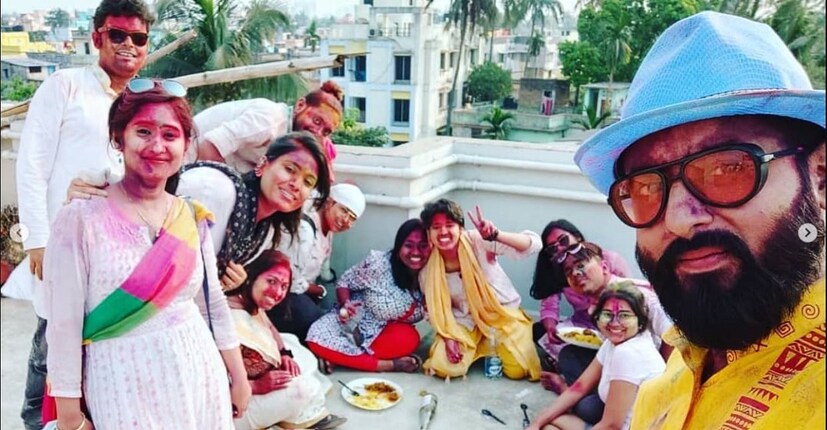রঙ খেলার পর সেটের সকলে মিলে ছাদে জমিয়ে পিকনিকও করলেন। 