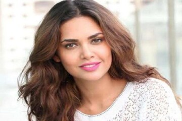 Esha Gupta: মলদ্বীপে টু-পিসে সোশ্যাল মিডিয়া কাঁপাচ্ছেন, বিকিনি ঝড়